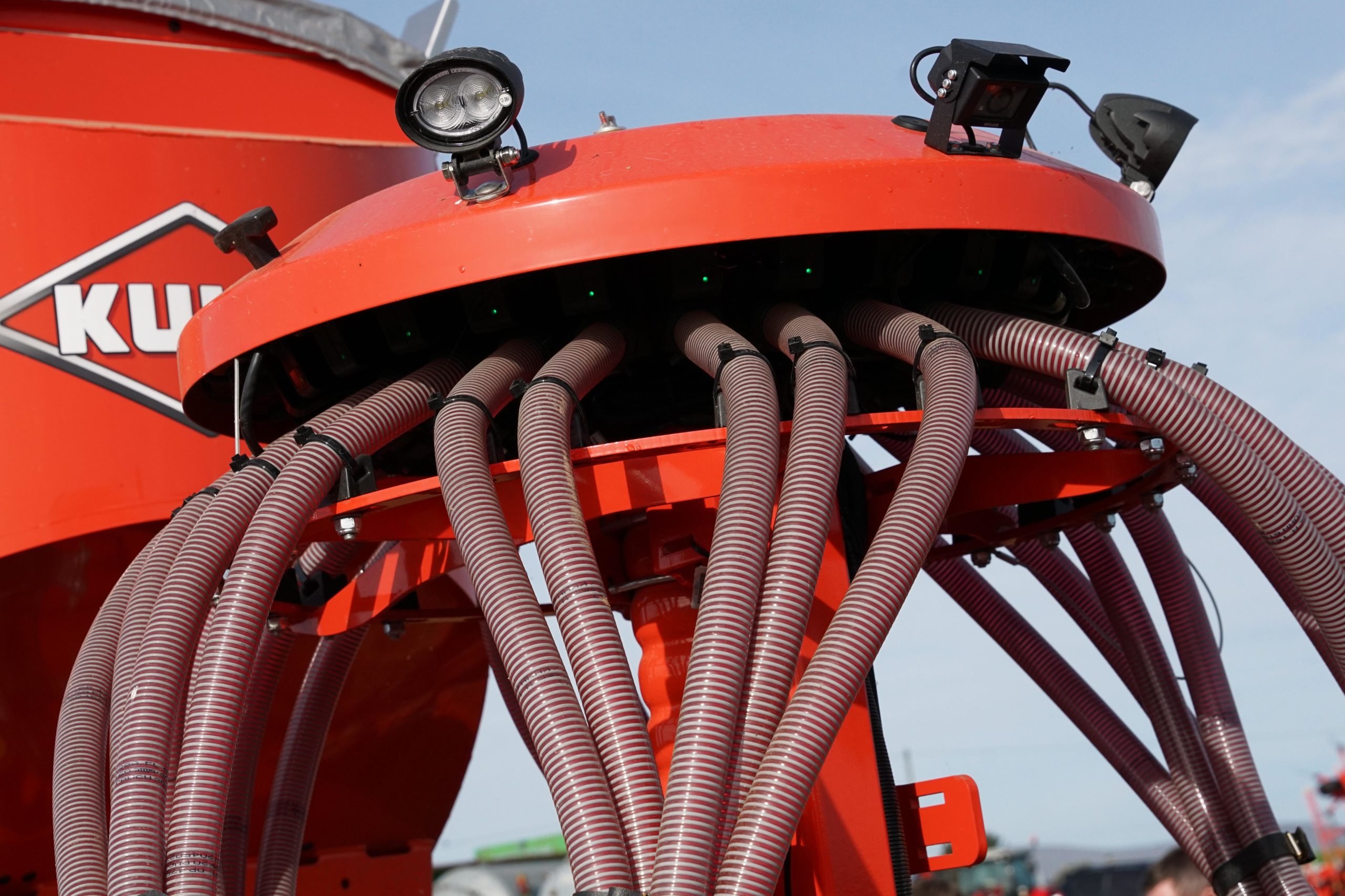 The distribution head is equipped with camera and lights to enable night-time vision of the coulters