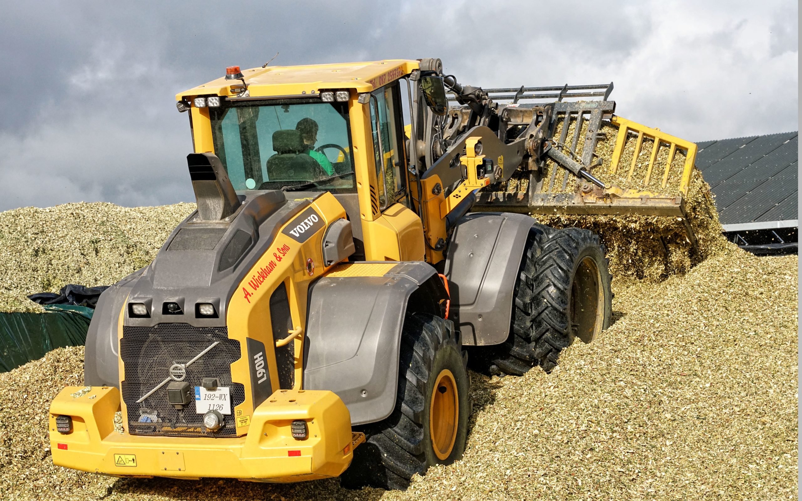 Loading the pit is entrusted to a Volvo L90H loader with dual wheels fitted at the front