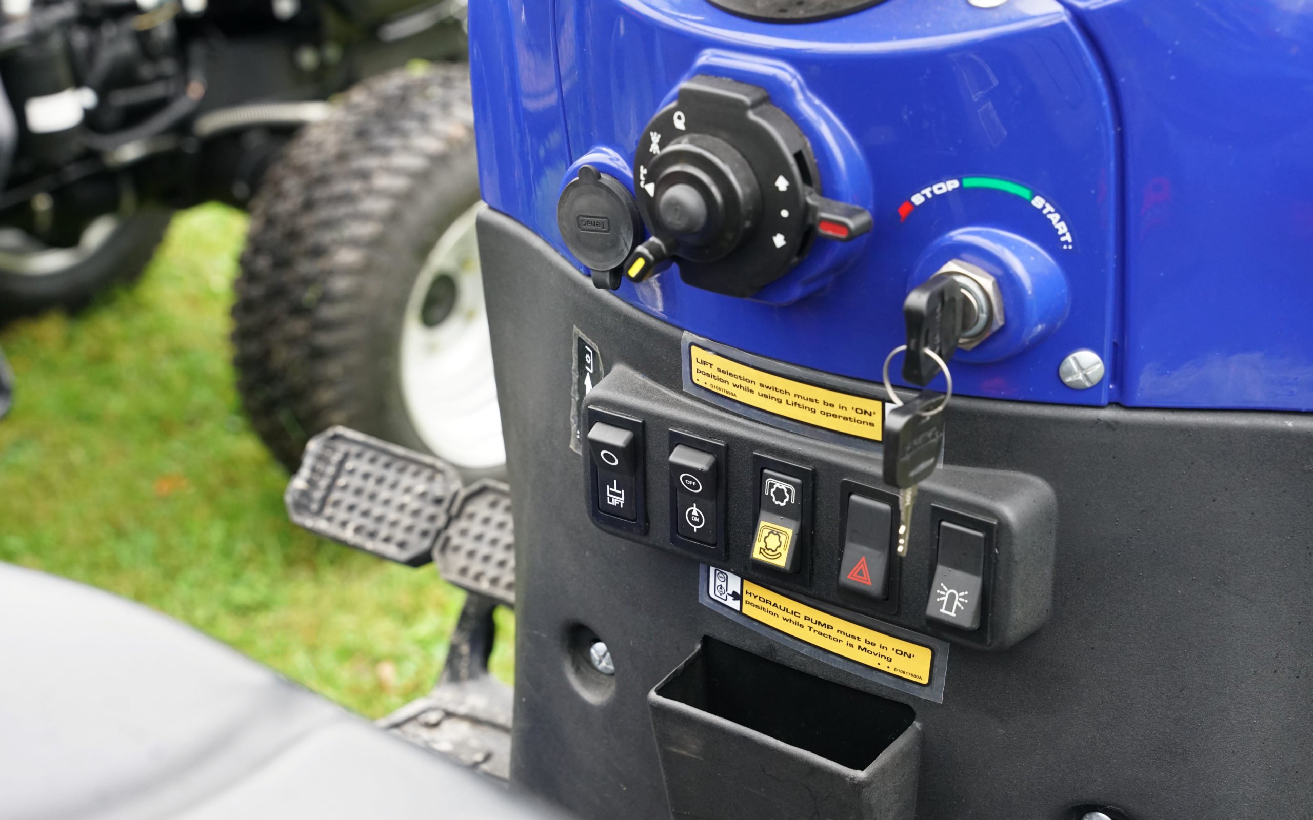 The traction and auxiliary mots may be switched on independently of each other