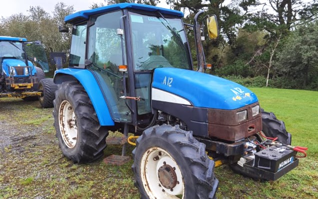 2003 New Holland TL70 Tractor, 2067 Hours, c/w Spool Valves, Hydraulic Lifting Arms, Corse PTO, Single Tyres Front: 11.2 R24 &amp; Single Tyres Rear: 16.9 R30 (F2131) - Clean Cab, All Glass in Cab, Chassis: 1304809