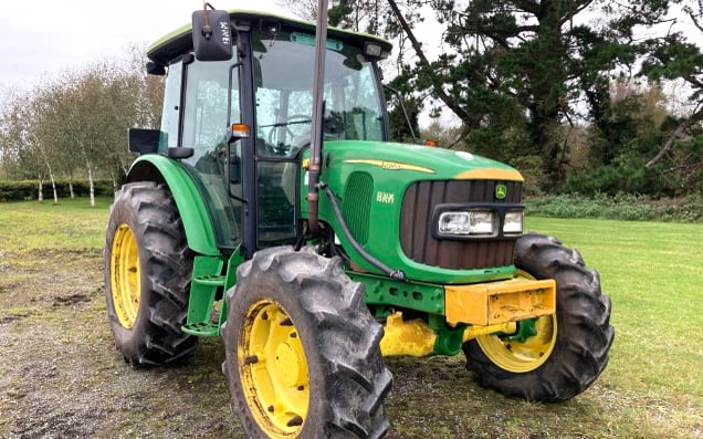 2004 John Deere 5620 Tractor, 3891 Hours, c/w Spool Valves, Hydraulic Lifting Arms, Corse PTO, Single Tyres Front: 12.4 R24 &amp; Single Tyres Rear: 16.9 R30 (F2204) - Clean Cab, All Glass in Cab. Chassis: L05620E414206
