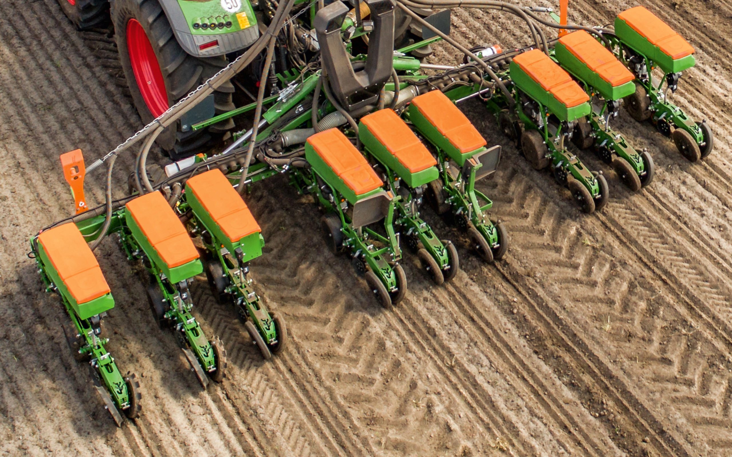The singling units can transverse laterally to create tramlines in the crop