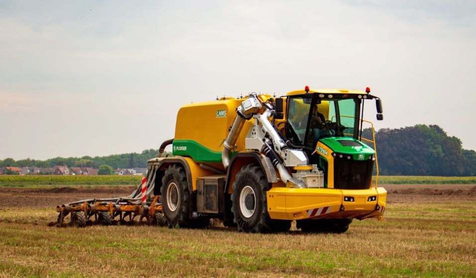 The self-filling suction arm is an optional extra