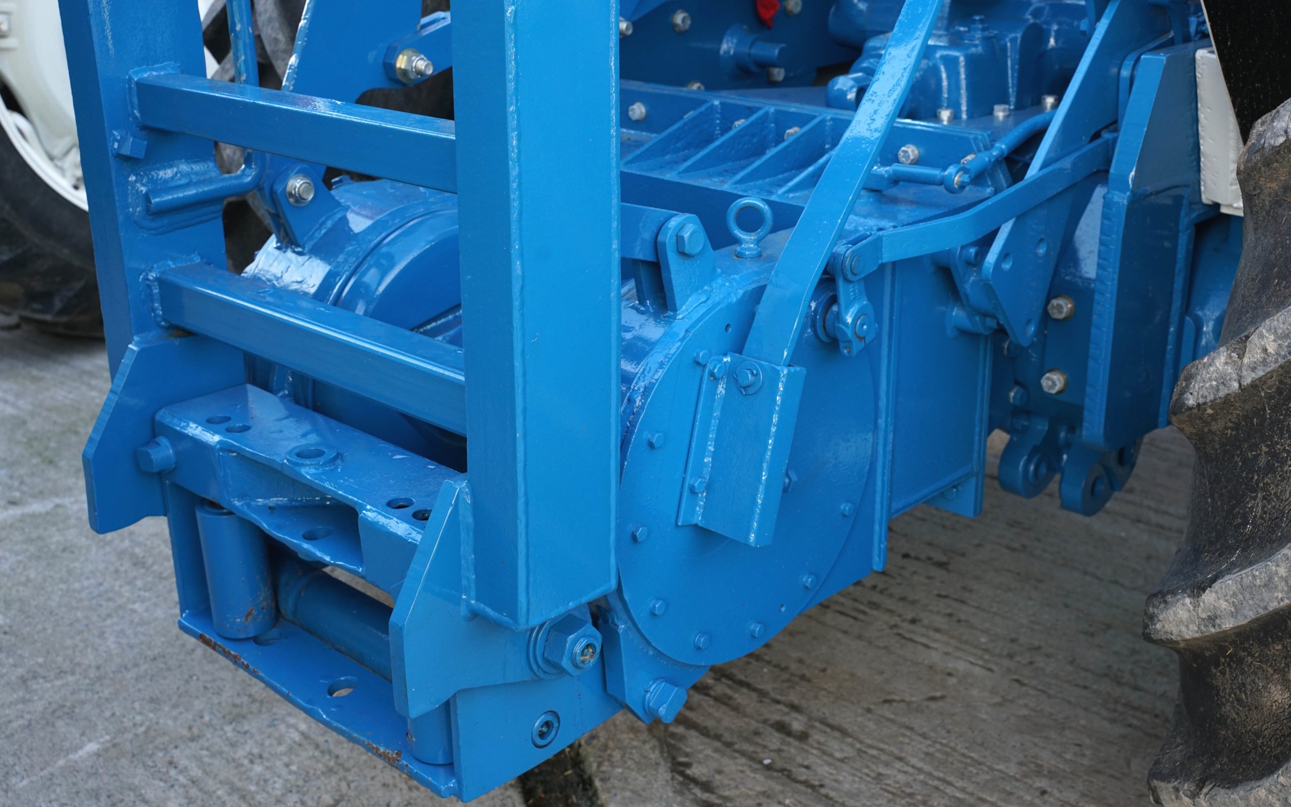 The two-speed Boughton winch bolts directly to the rear of the transmission