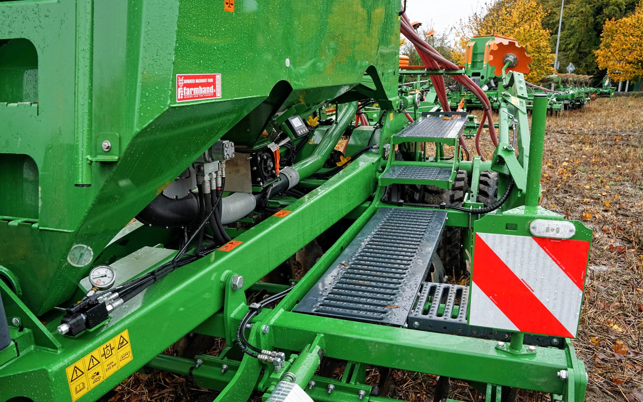 The Narrow tank allows easy and safe access to the metering system