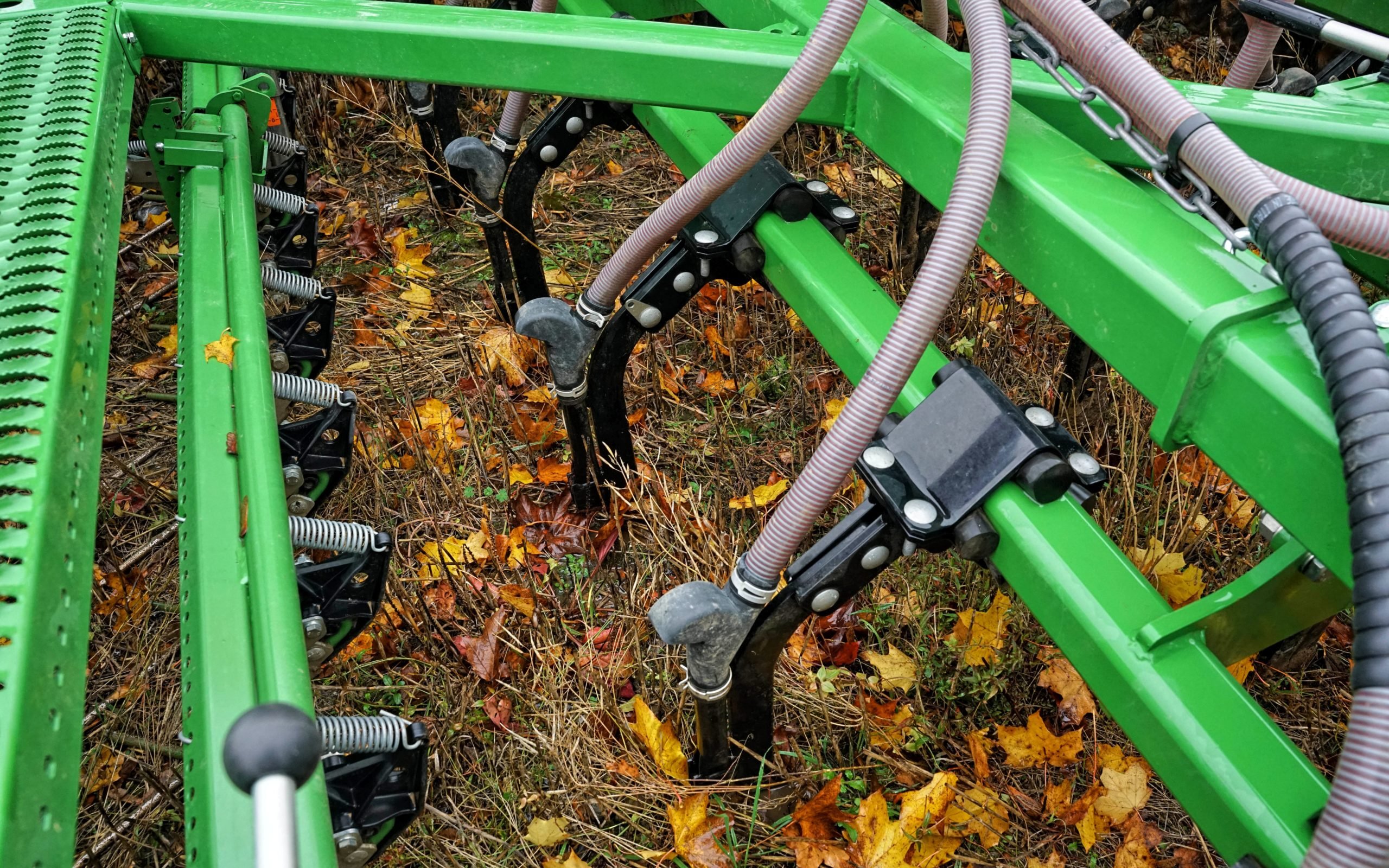 Seeds are placed immediately behind a narrow tine which easily penetrates the soil with the minimum of disturbance