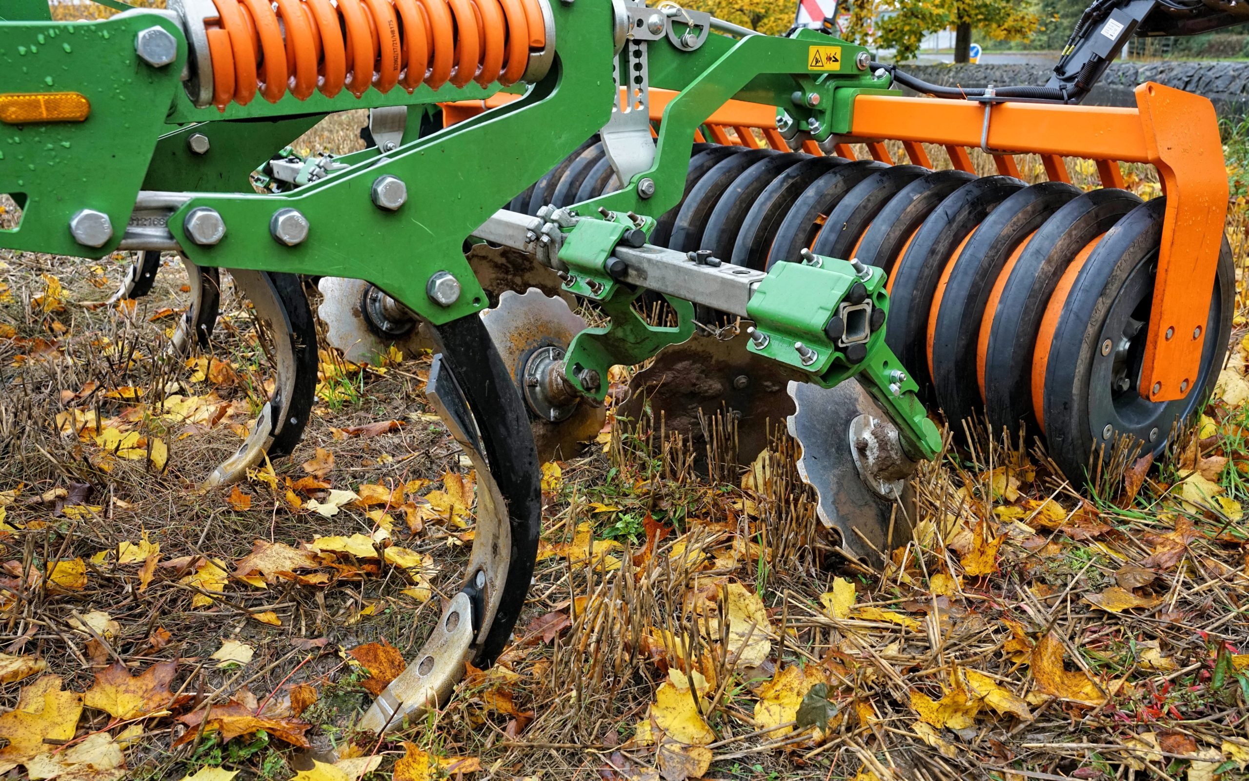 The spring loaded legs of the Cenio primary cultivator disturb the soil down to 25cm, depending on the type of tine selected
