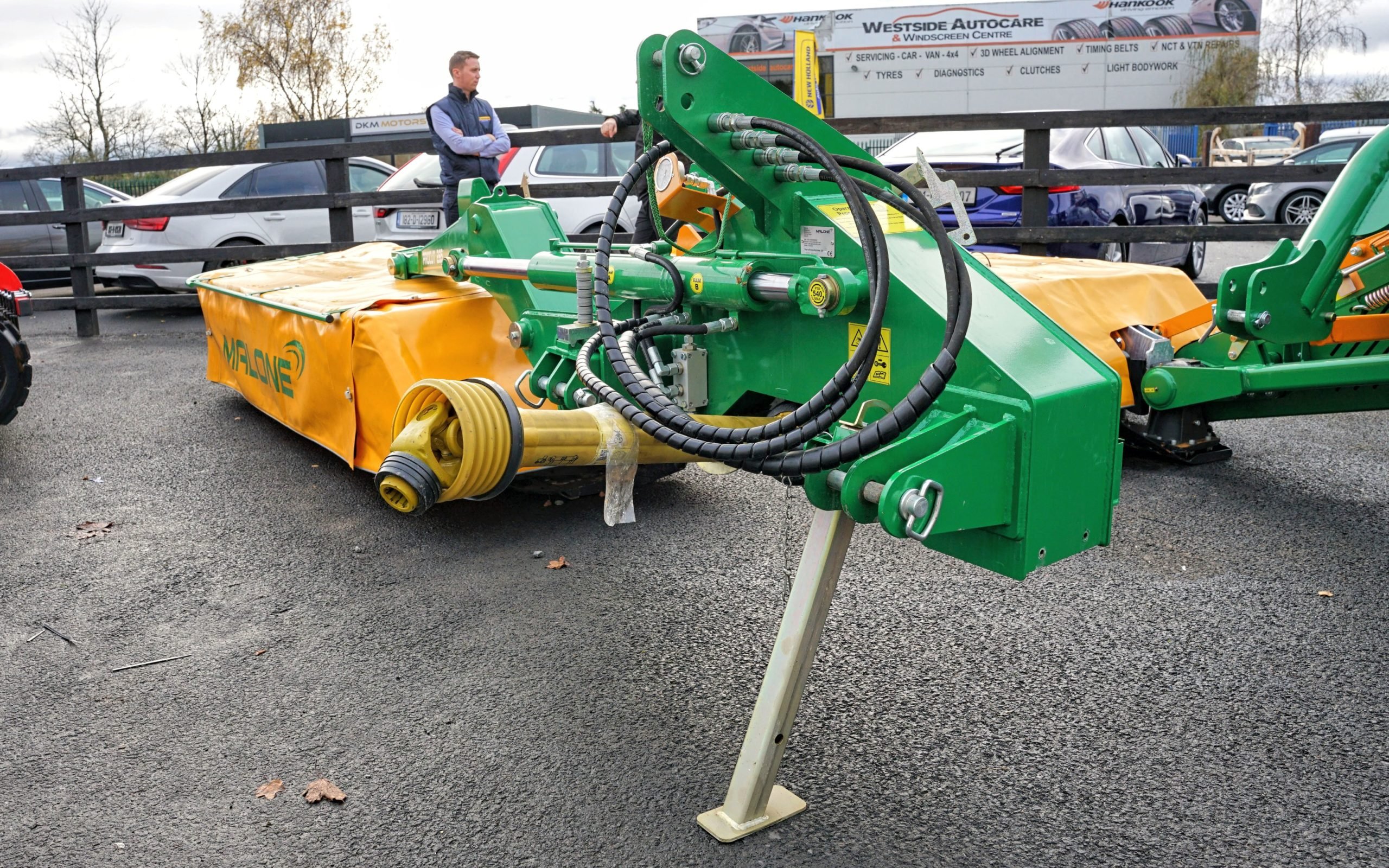 The new Procut 285 from Malone Farm Machinery relies on an accumulator under the headstock to provide flotation
