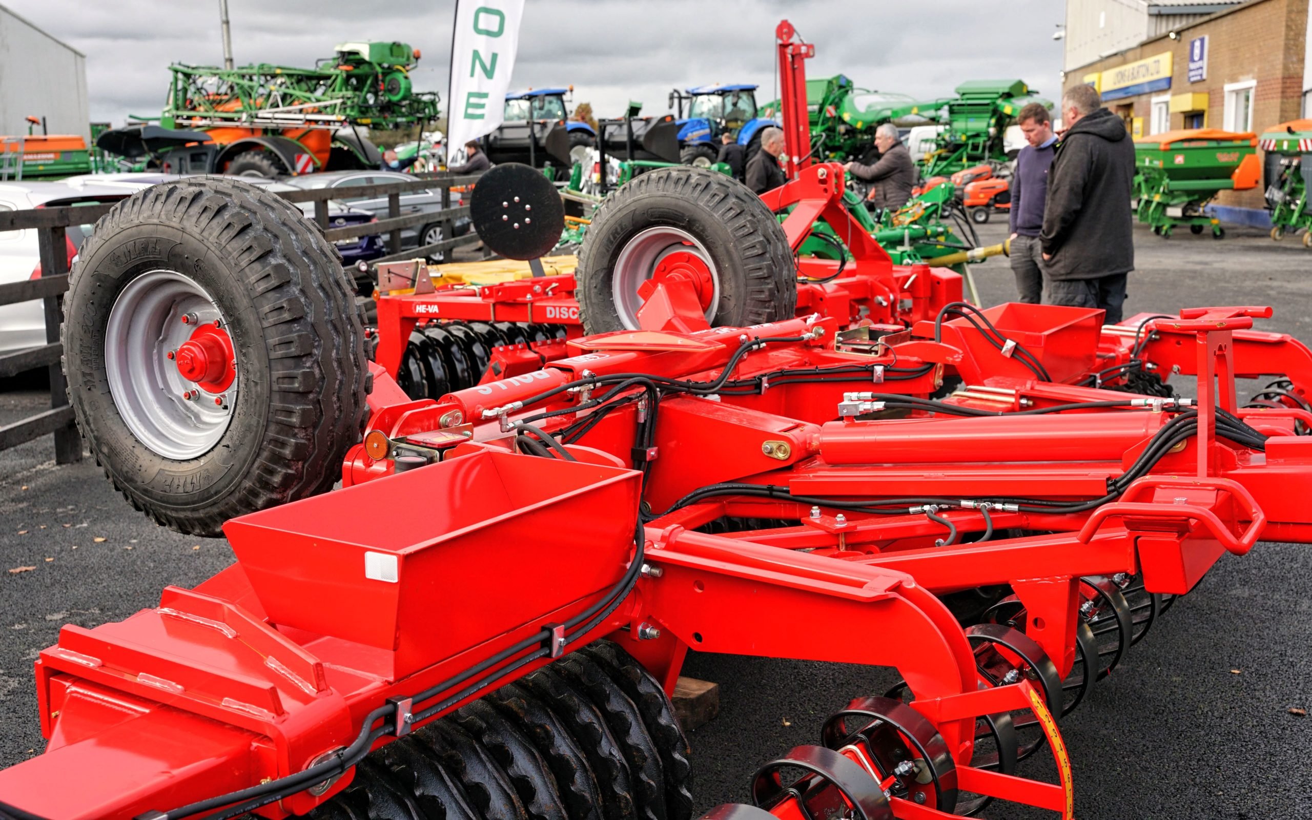 He-Va impresses with its substantial construction as seen on these folding Cambridge rolls