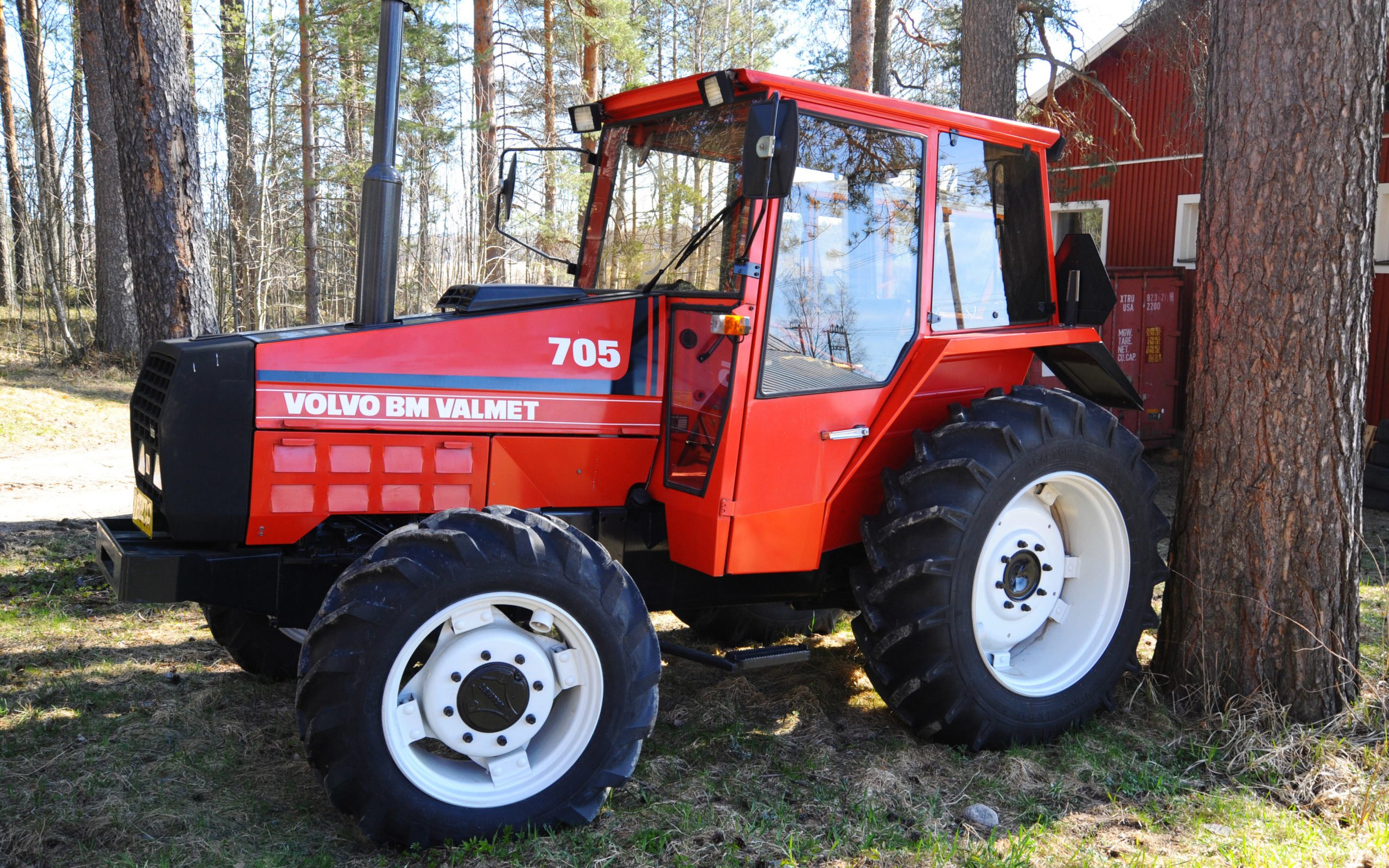 During the transfer of the Volvo tractor business to Valmet, the tractors carried both names