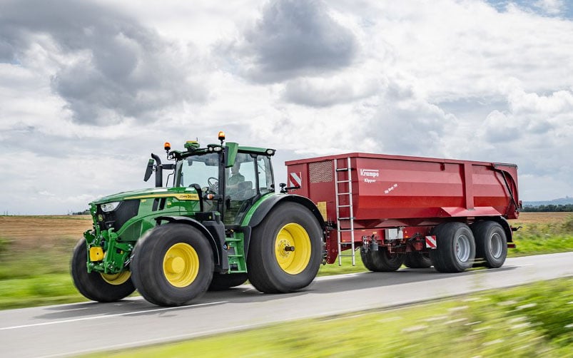 The John Deere 185 is aimed primarily at those who are looking for a compact six-cylinder model for transport work