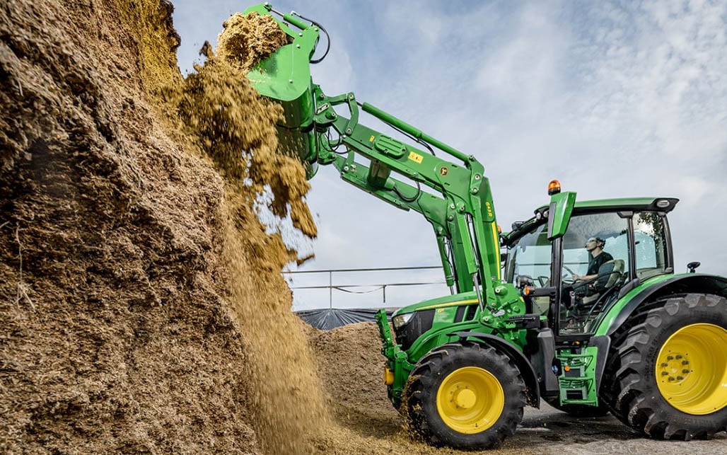 Quick and responsive loading operations are possible due to the 155L/min hydraulic pump