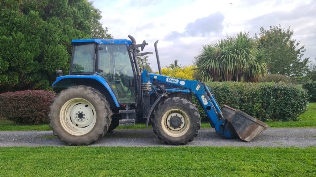 Offered as a clearance item, this NH TS90 with loader made €31,600