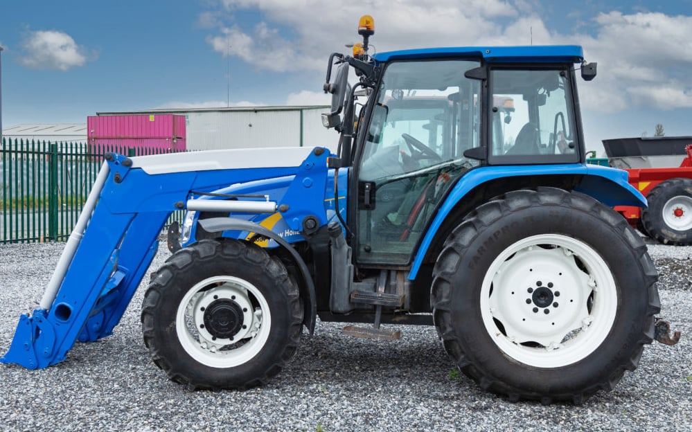 Model unspecified but this New Holland is on a 2006 and plate and is looking very well kept