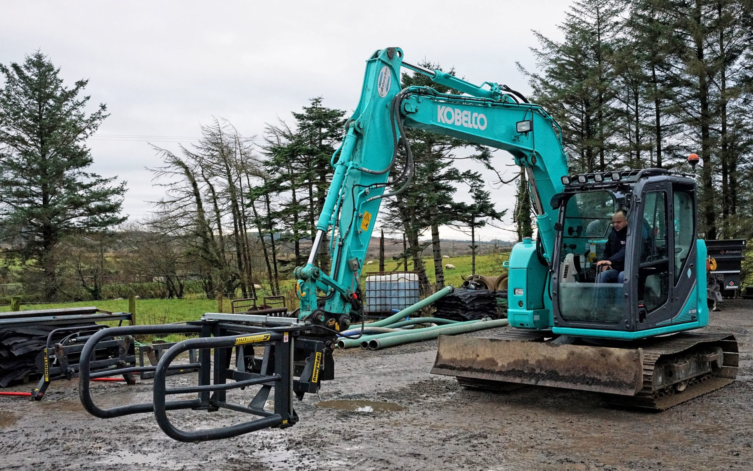 Fitting the Fleming soft hands  onto the Kolbelco SX75SR digger takes only a minute or two