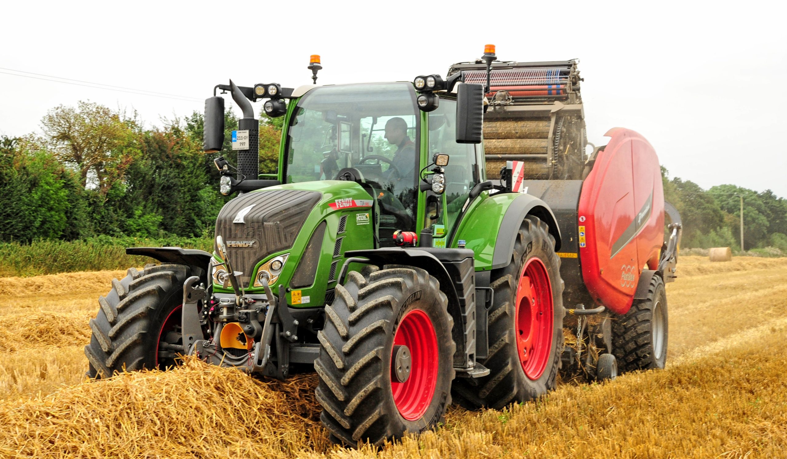 Seamlessly producing bales without stopping takes baler efficiency forward and Kverneland have mastered the trick with its twin chamber machine that was demonstrated in Ireland for the first time