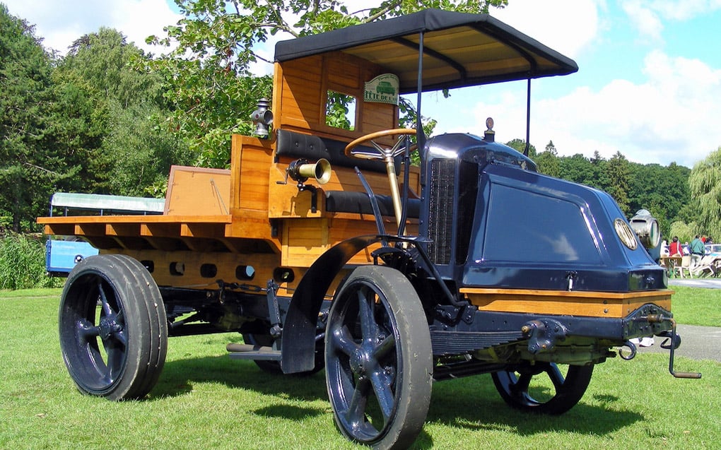 An early Latil truck with distinctive French bonnet. (Skoda Motorsport)