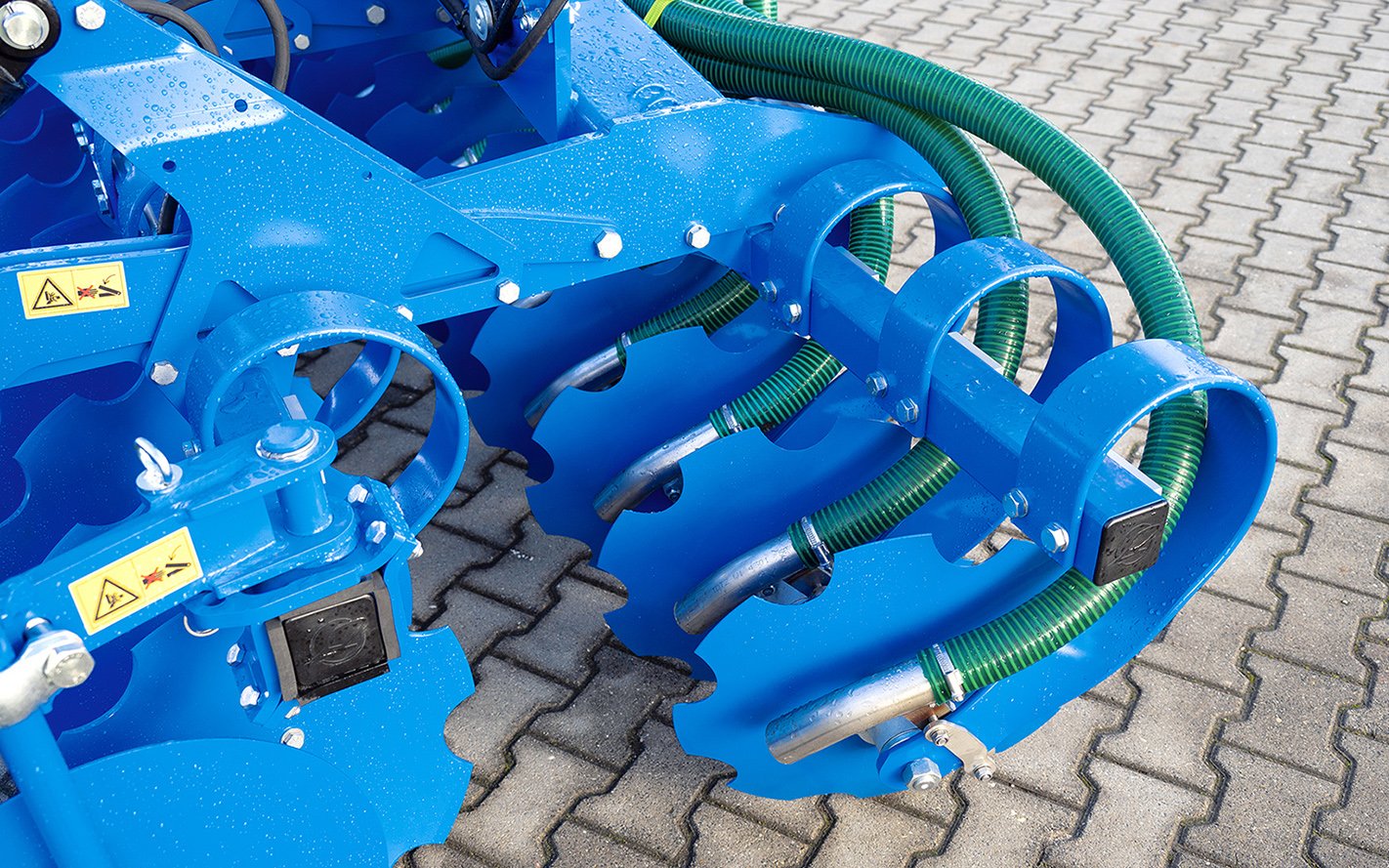 The nozzles introduce the slurry into the trough produced by the disc where it is immedietly buried