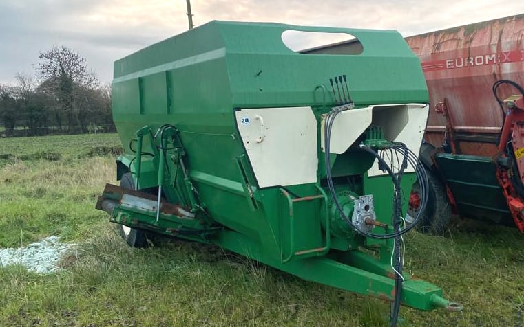 Presented for sale in a well washed condition suggests this feeder wagon was cared for
