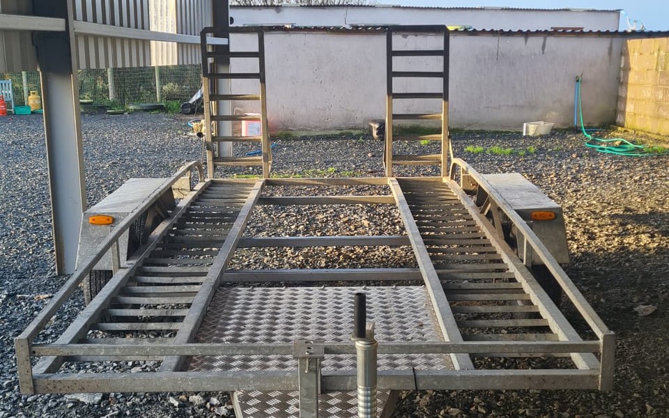 There are always buyers for car transport trailers and this looks as if it will find a ready buyer
