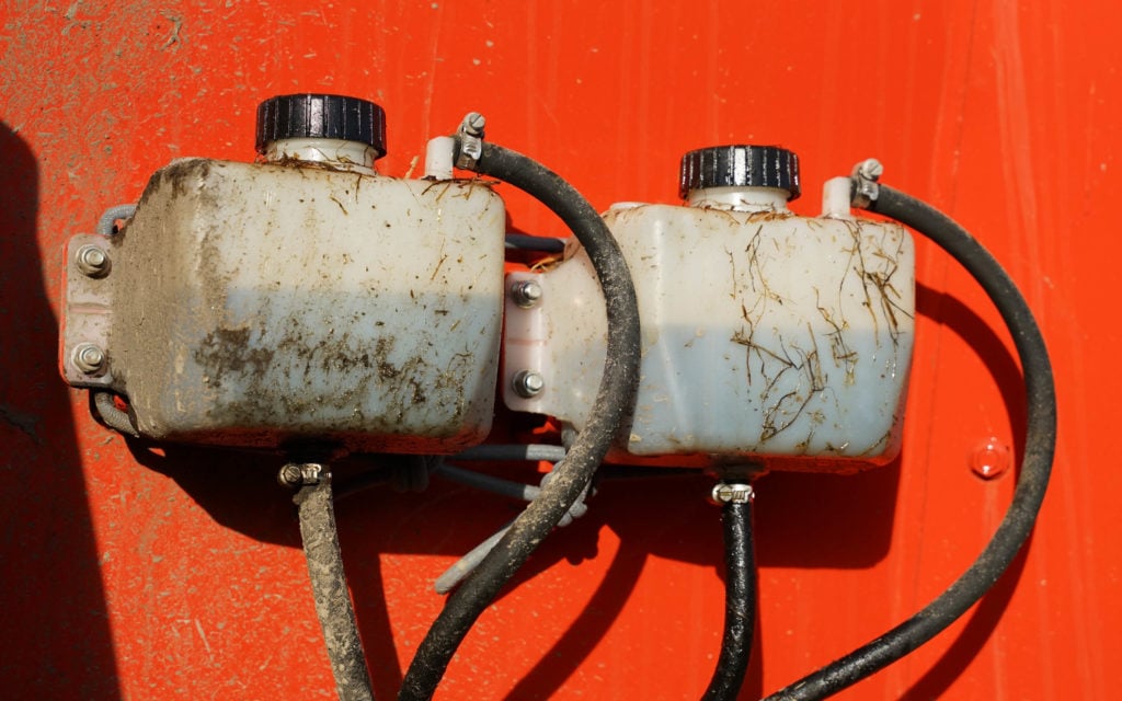 Each auger is mounted on two bearings running in an oil bath with reservoirs located on the RH side of the tub