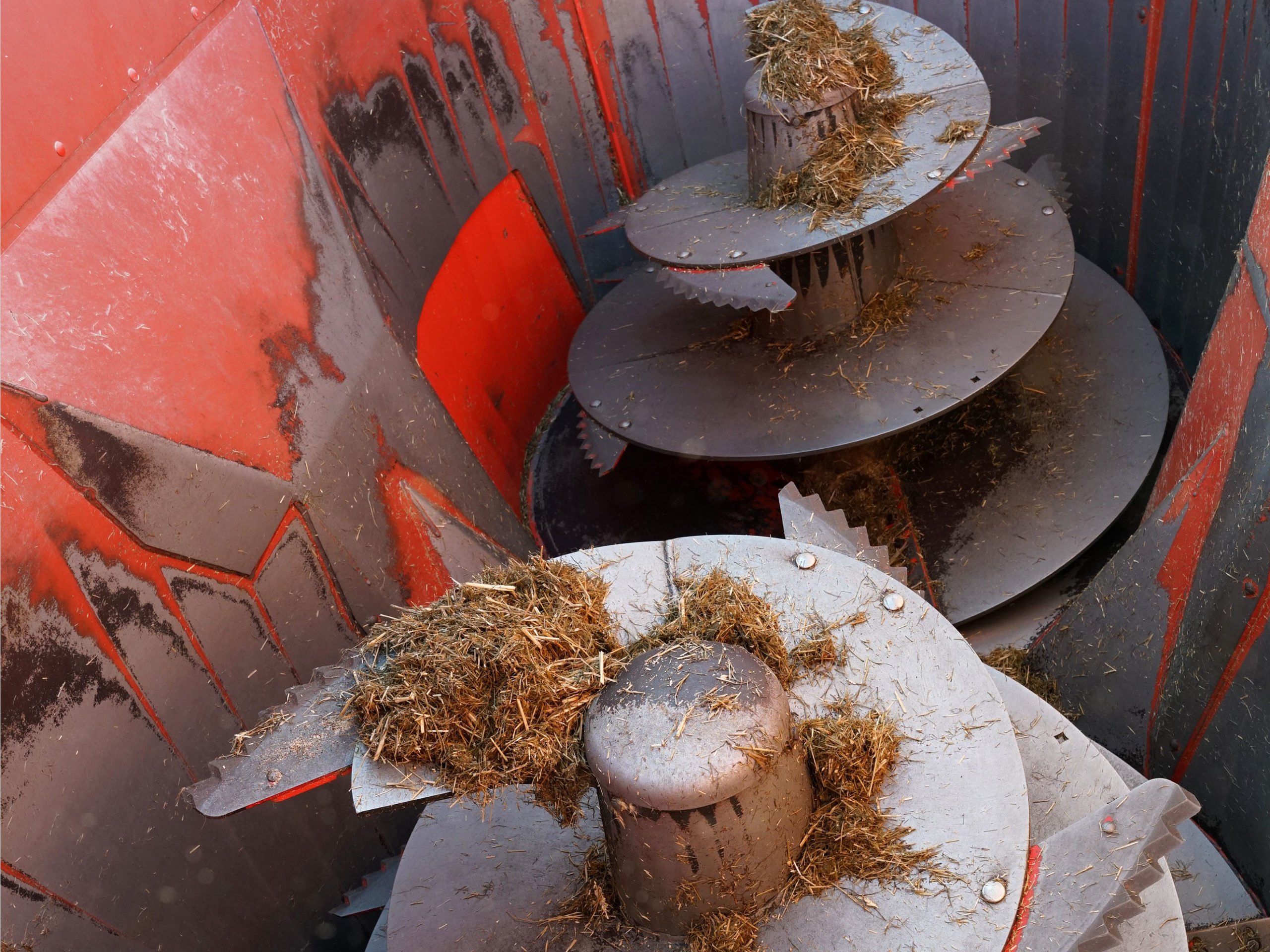The top flight of each auger is set at a steeper angle which aids mixing according to Kuhn