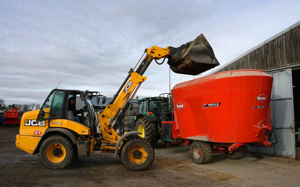 The Kuhn 20.2 CS has a capacity of 20 cubic metres which can be increased by the replacement of the top hay ring