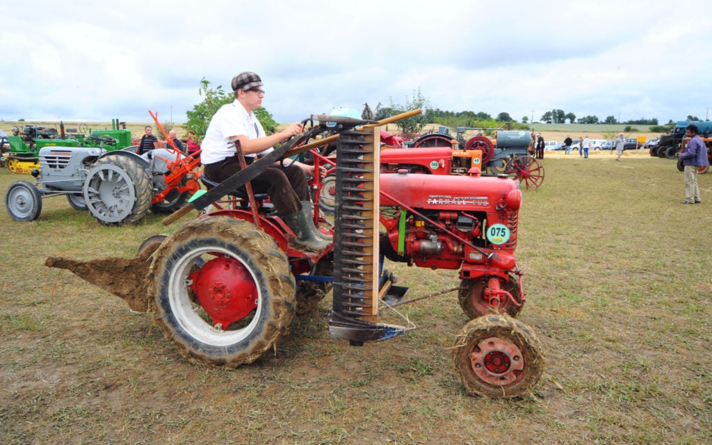The Farmall Cub retained the versitilty of the original machine, capable of both ploughing mowing, although not simultaneously.