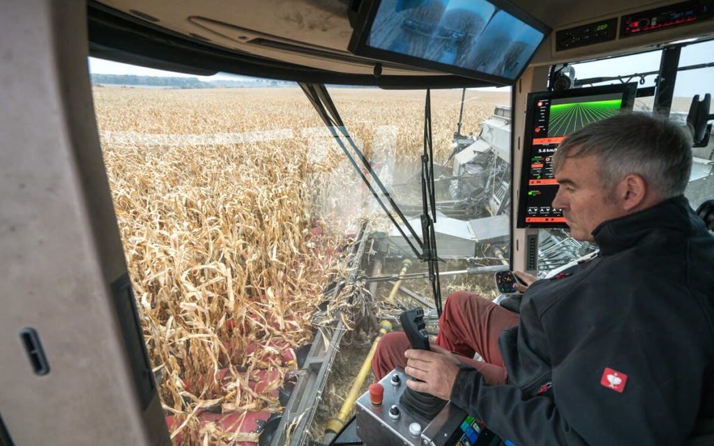 A driver's station is retained for road transport and observation of the work in progress