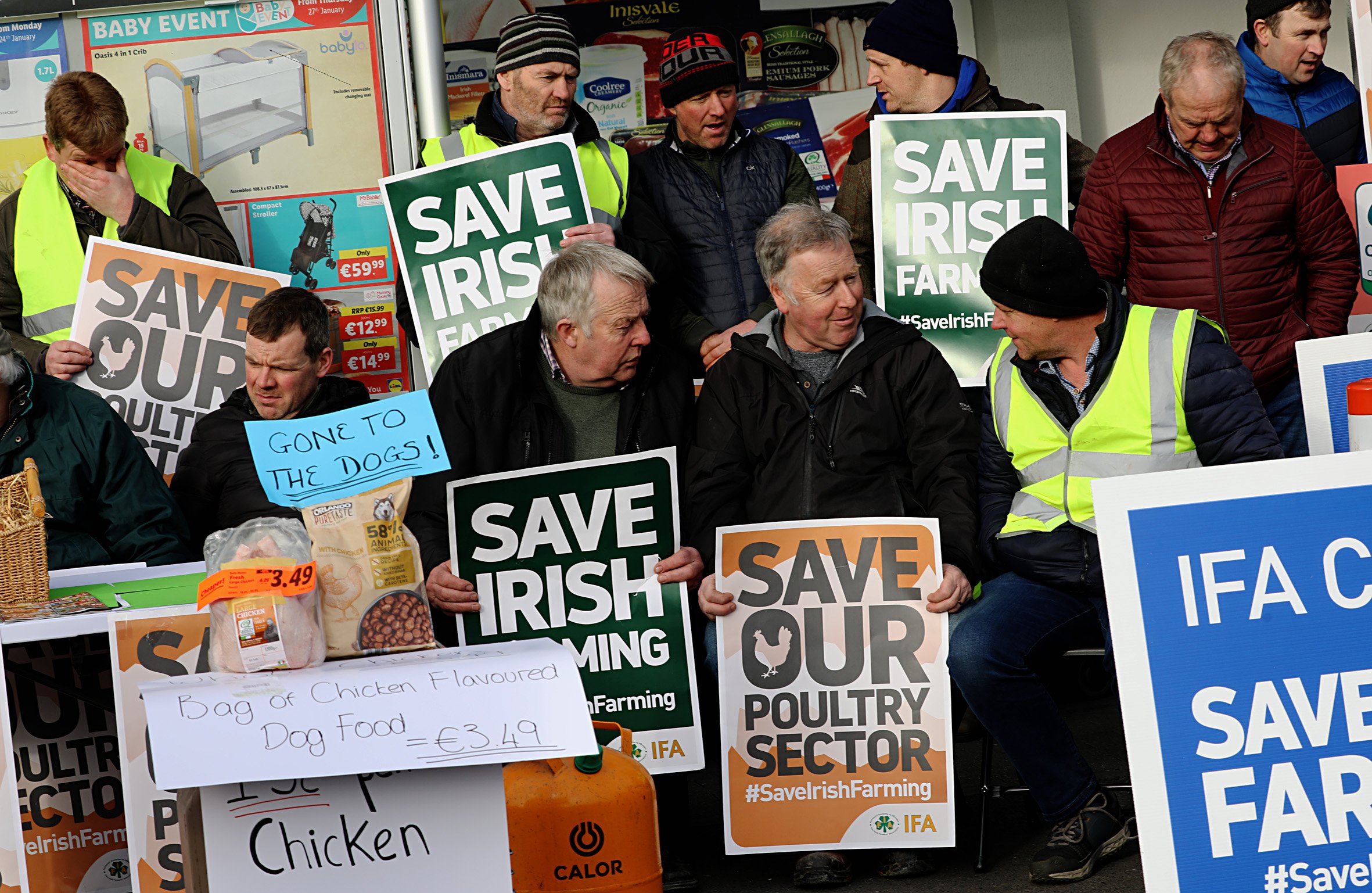 Poultry farmers protesting at Lidl Cavan.  Image Source: Lorraine Teevan