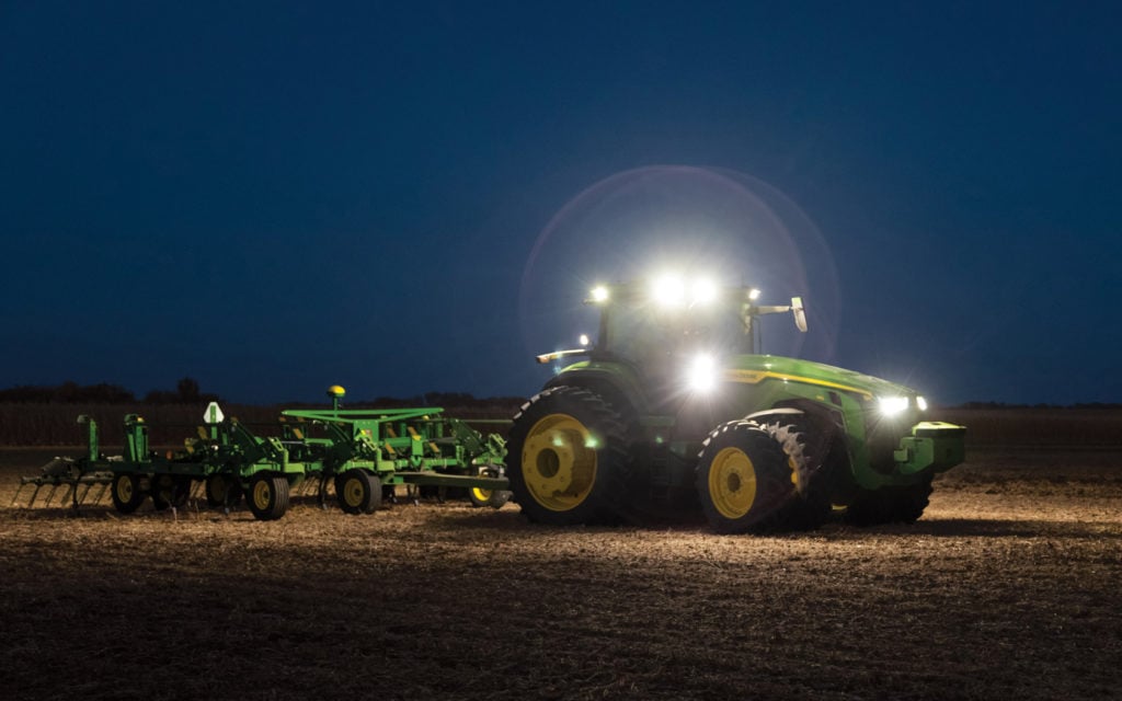 The tractor can be operated safely even in the dark according to John Deere
