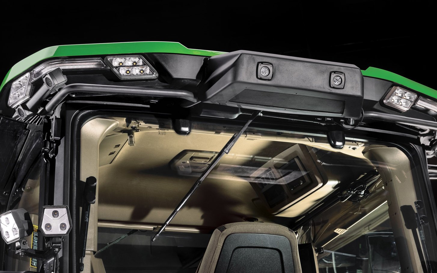Six cameras mounted around the cab build a picture of the tractor's surroundings