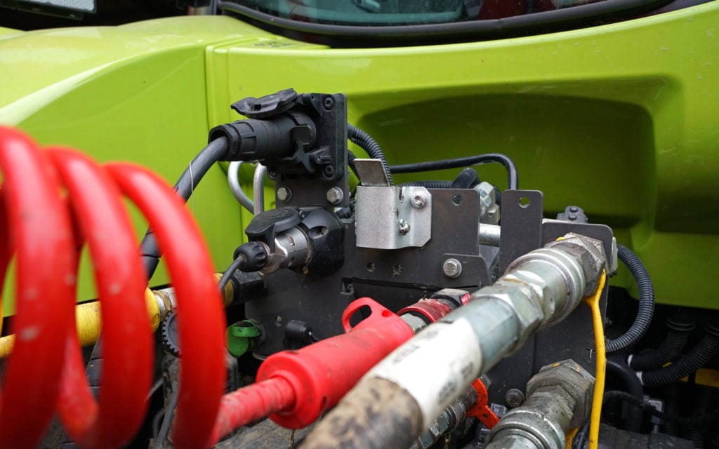 Connecting machines via ISOBUS involves complex software in addition to the regular looking plug and socket