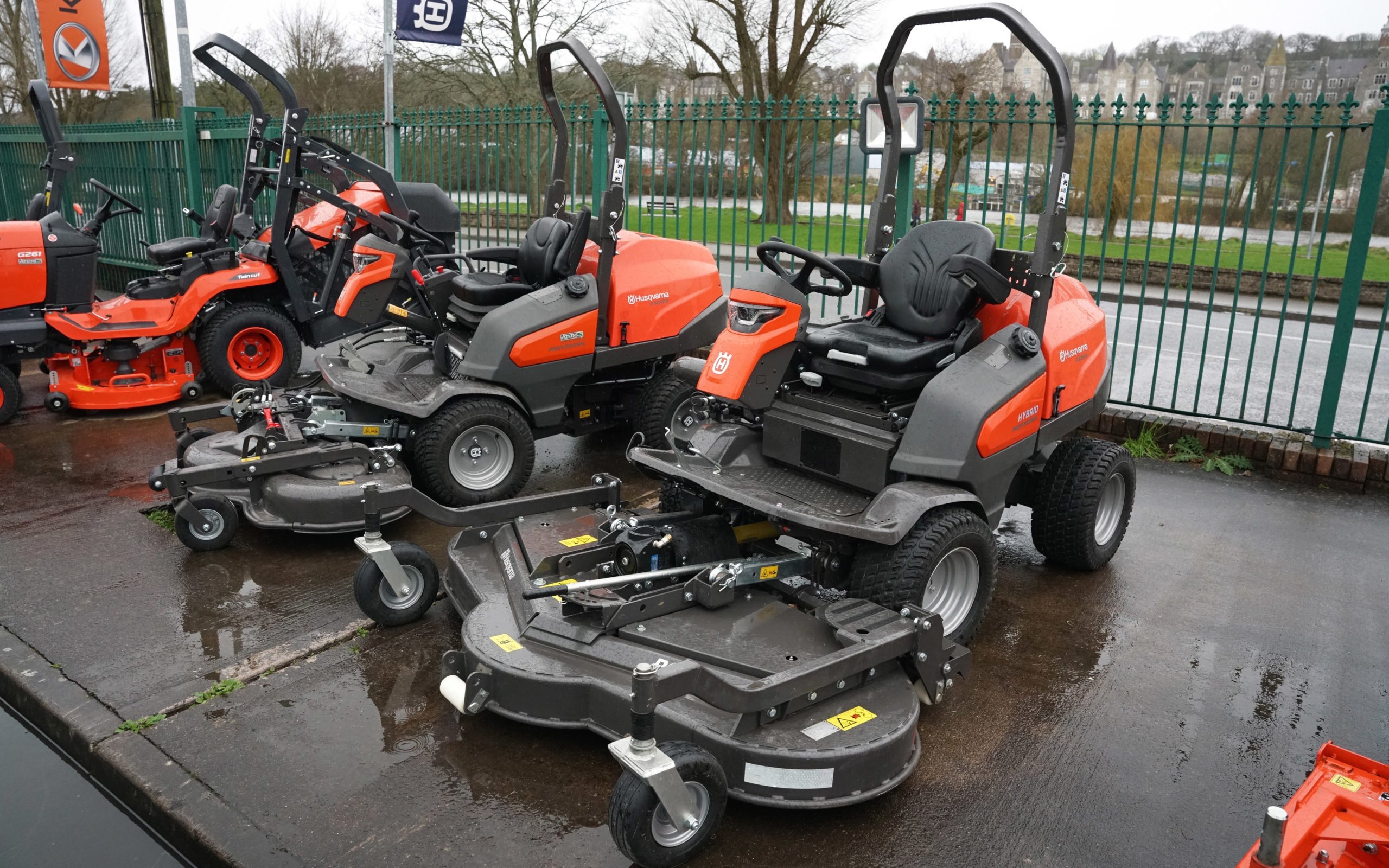 The Husqvarna P535HX Hybrid front mounted machine comes with electric transmission and a li-ion battery for extra boost