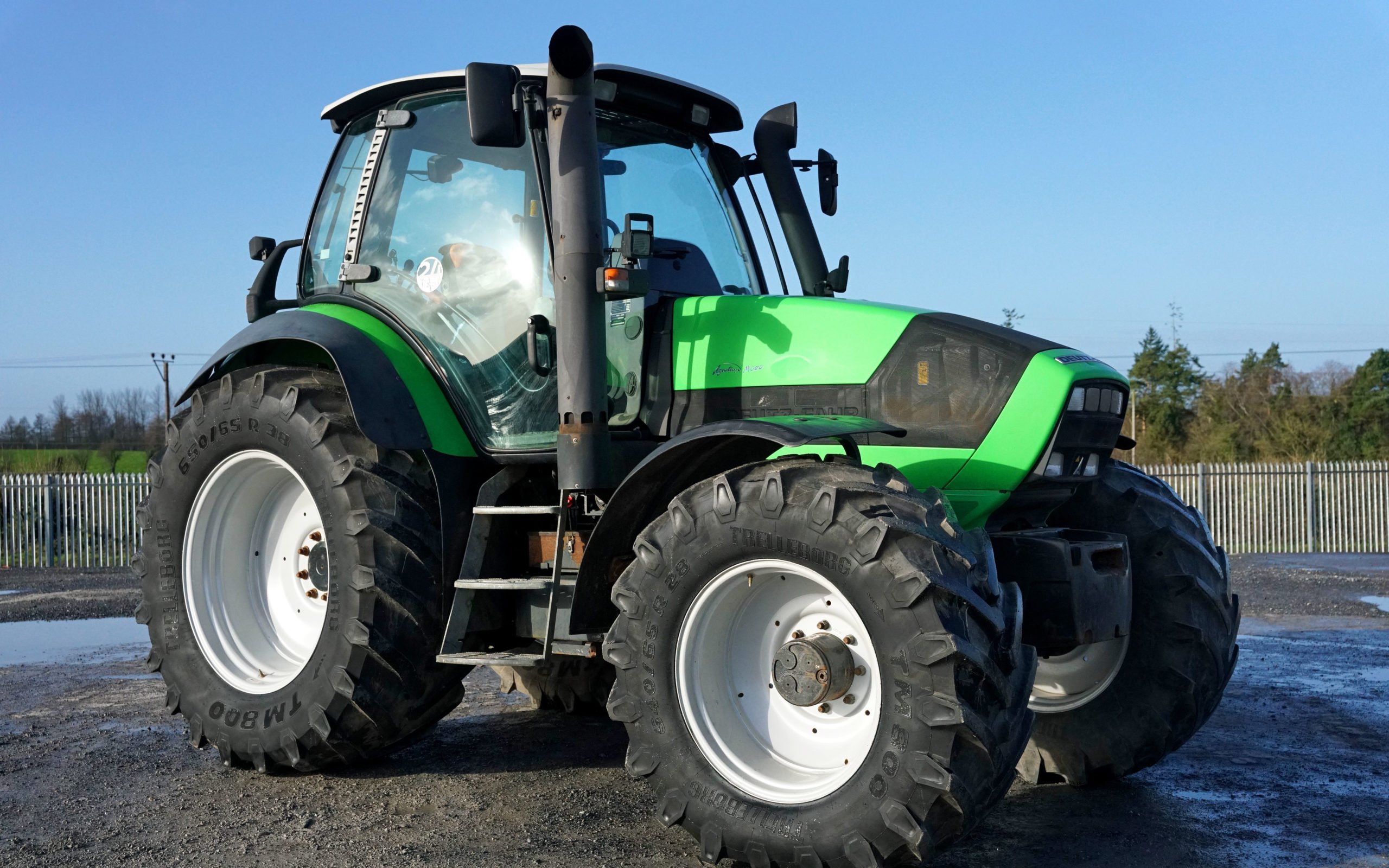 Right in the middle of the desirable power bracket comes the Deutz Fahr M620 with 155hp on tap