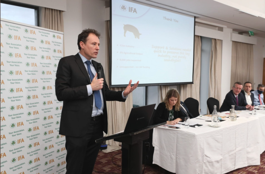 Minister McConalogue addressing pig farmers. Image source: Finbarr O'Rourke