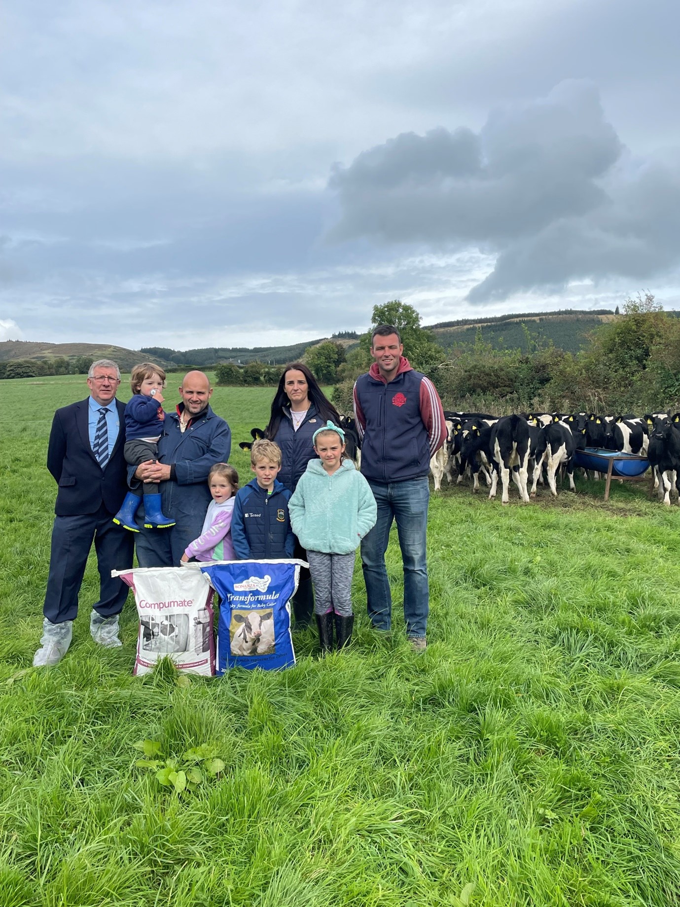 L-R Joe Murphy (Bonanza Calf Nutrition) Michael and Iris Kelly and kids&nbsp; (farmers) Joe Bergin (Conroy Agri supplies)