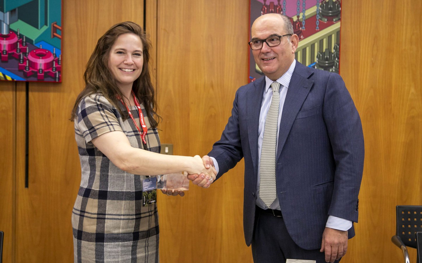Cathrina Claas-Muhlhauser, chairwoman of the Shareholders’ Committee seals the deal with Enricho Carraro, chairman of the Carraro group