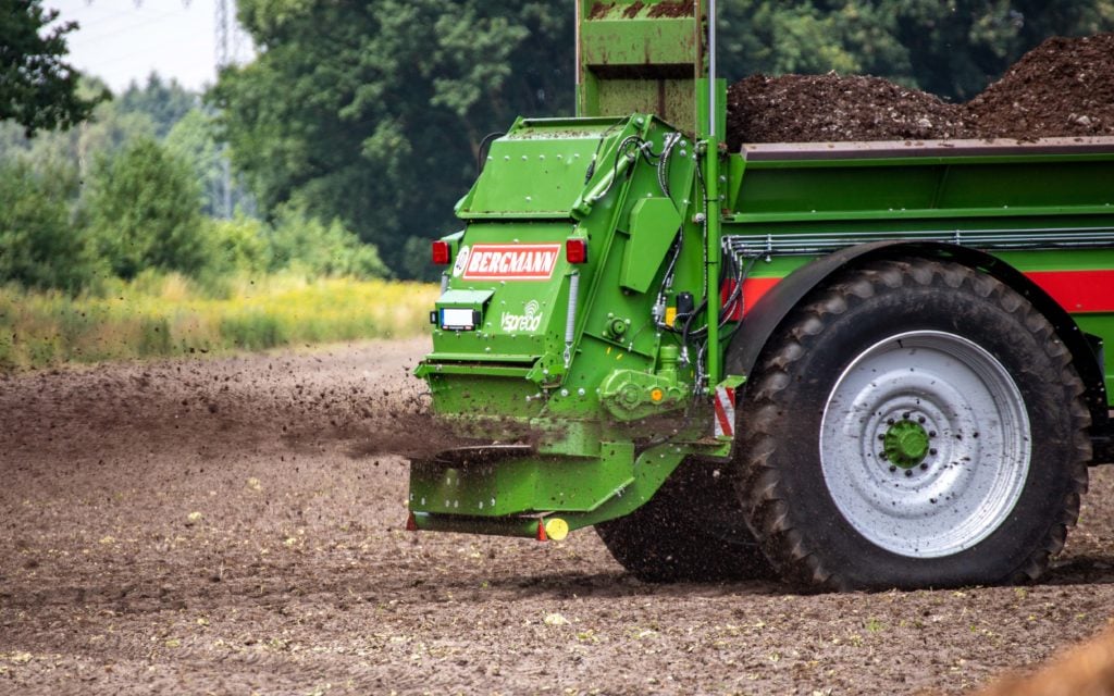 The rear discs are angled up to help maintain a wider and more consistent spread pattern