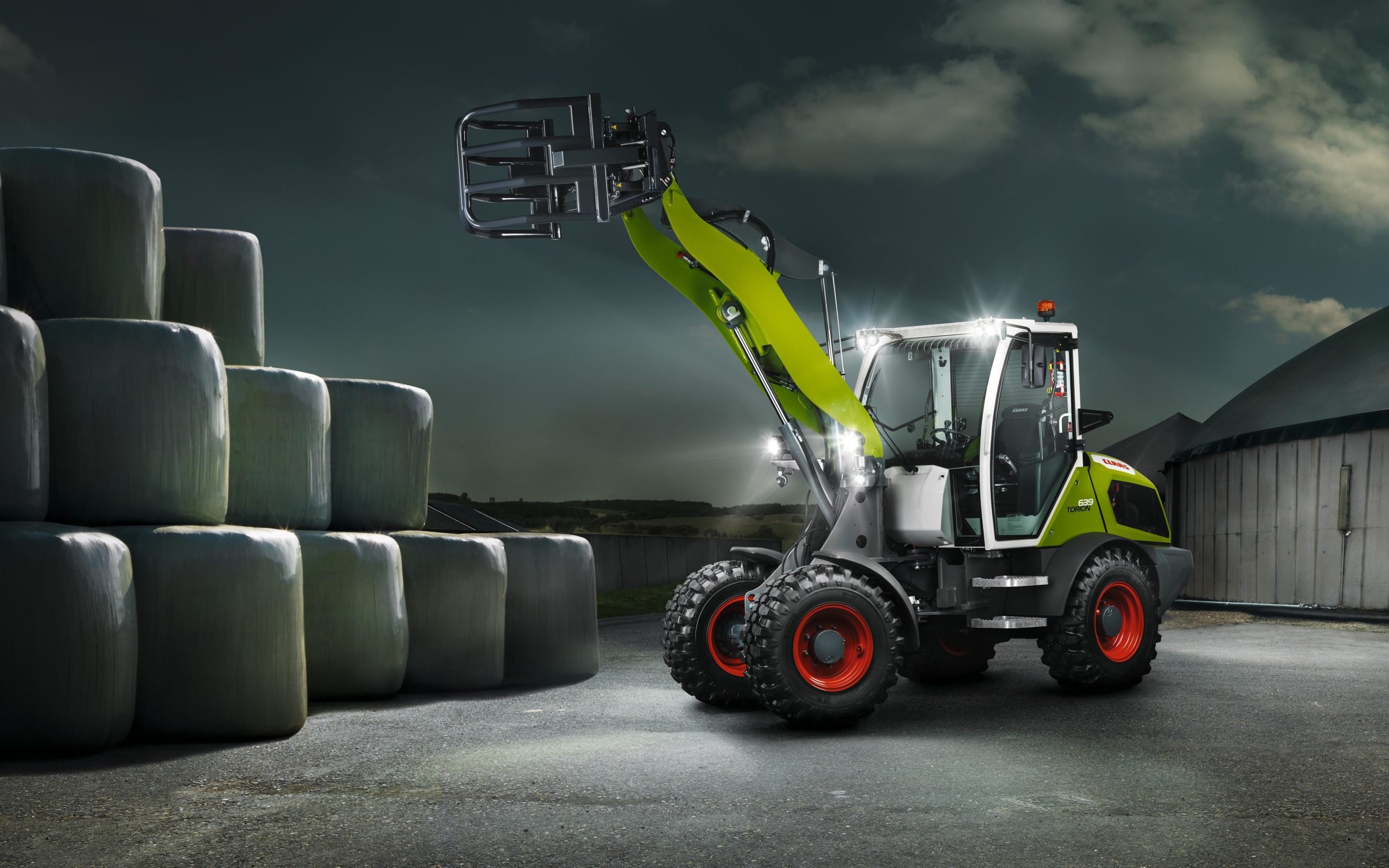 A three-tonne lift capacity enables the easy handling of baled silage