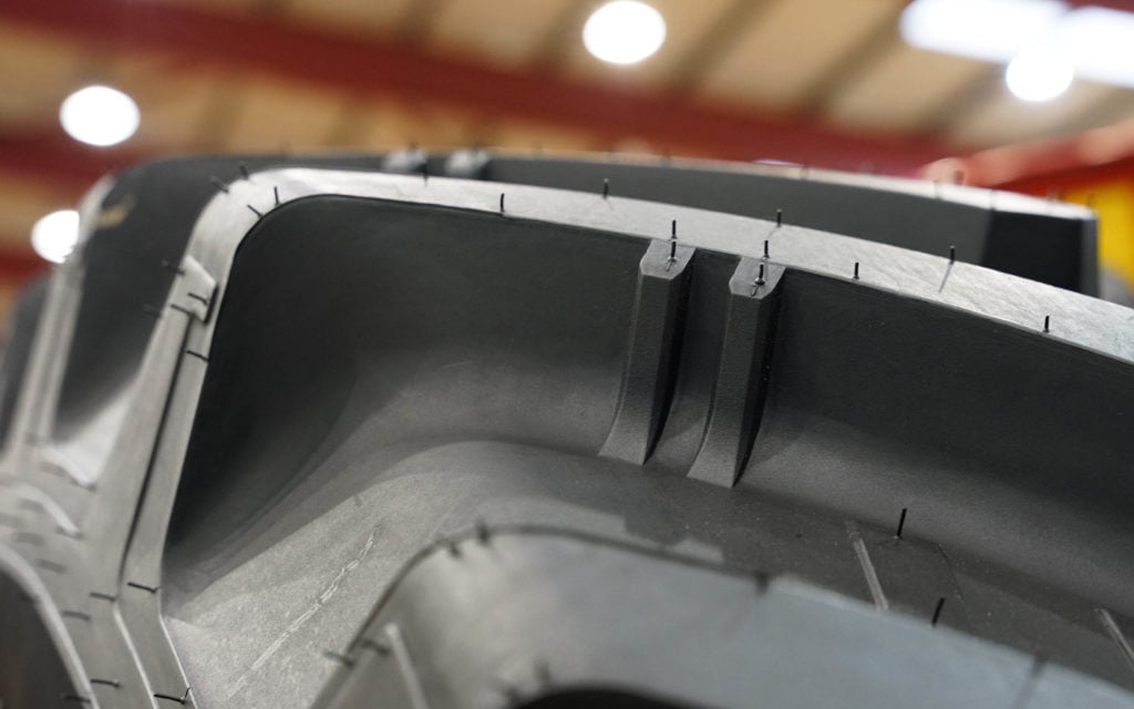 A unique feature of  Ascenso tyres are 'mud breaking' lugs on the side of the cleat which is claimed to help keep the tyres clean