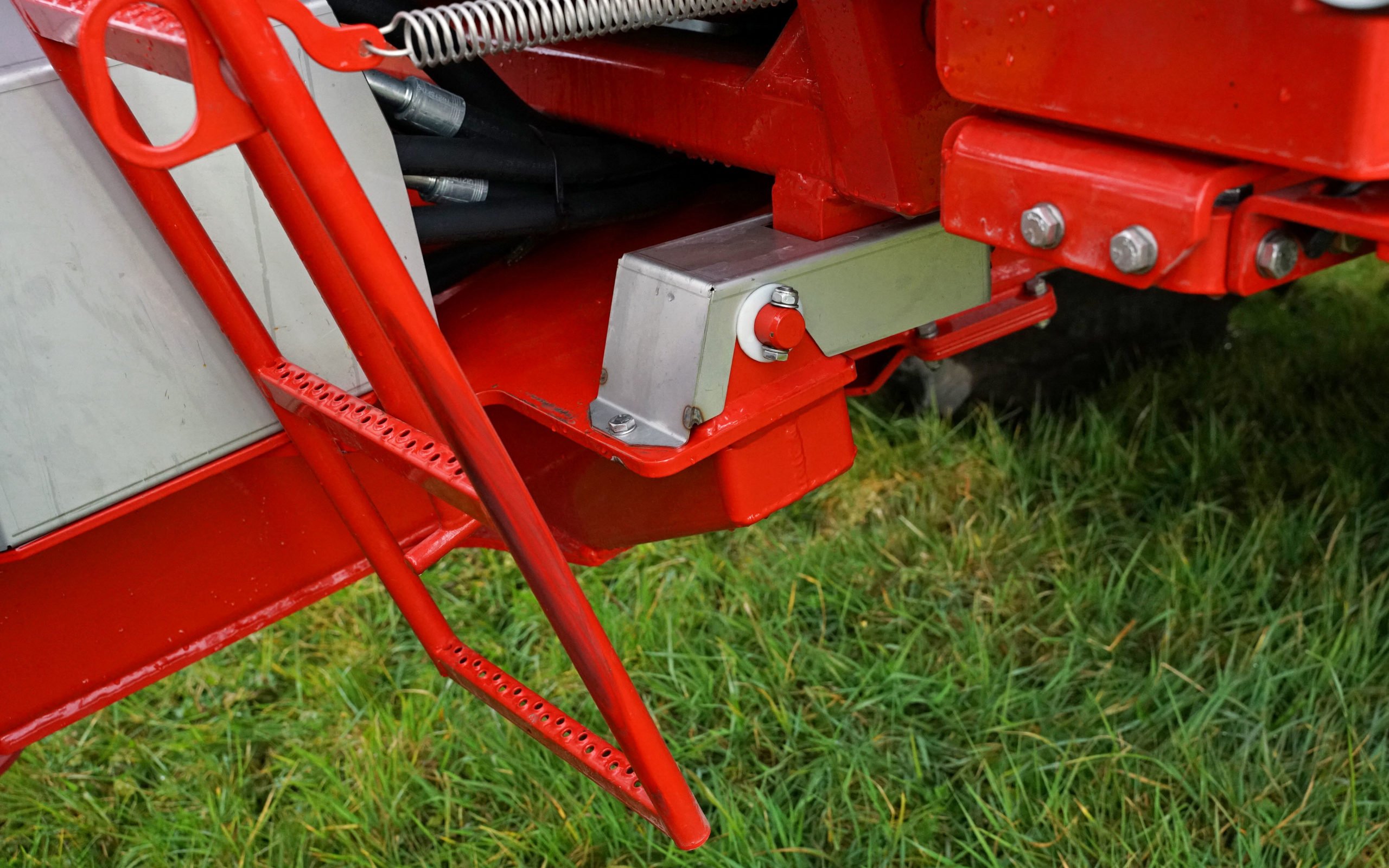 Weigh cells monitor the rate of application during work