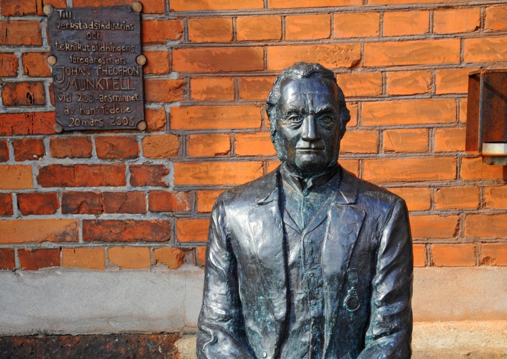 A statue of Theofron Munktell sits outside the Munktells Museum