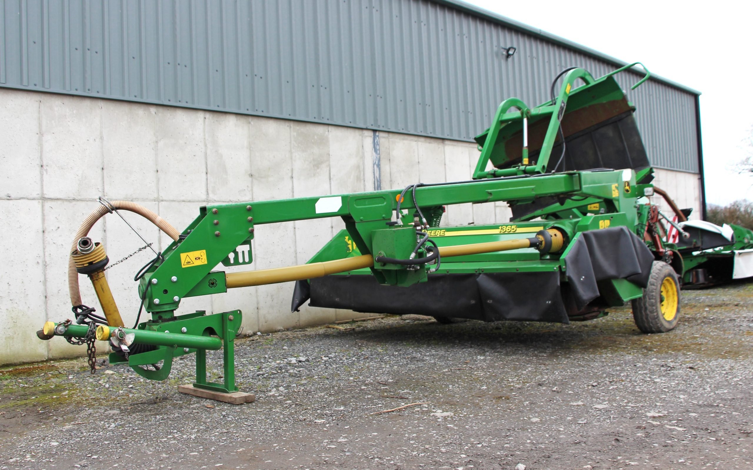 The John Deere trailed mower is fitted with grouper