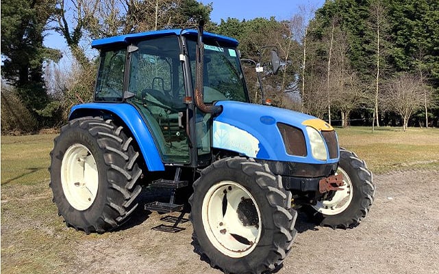 2007 New Holland TL70A 4WD tractor, 72hp, 5426 hours shown on clock. A handy tractor around the yard but it has clutch issues according to Wilsons