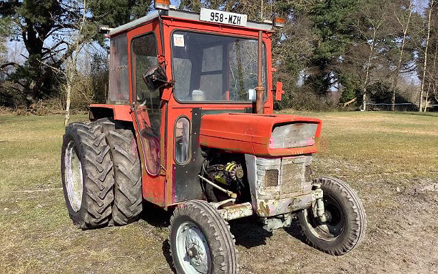 1979 Massey Ferguson 135 2WD tractor, no hours clock original seat, missing left door. Clean cab, glass all round, easy and cheap to maintain, the ideal yard scraper