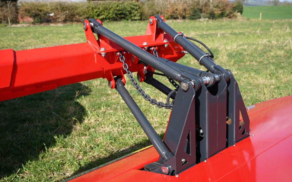 A parallel linkage arrangement connects the mowEr unit to the arm. Flotation is adjusted via the central ram