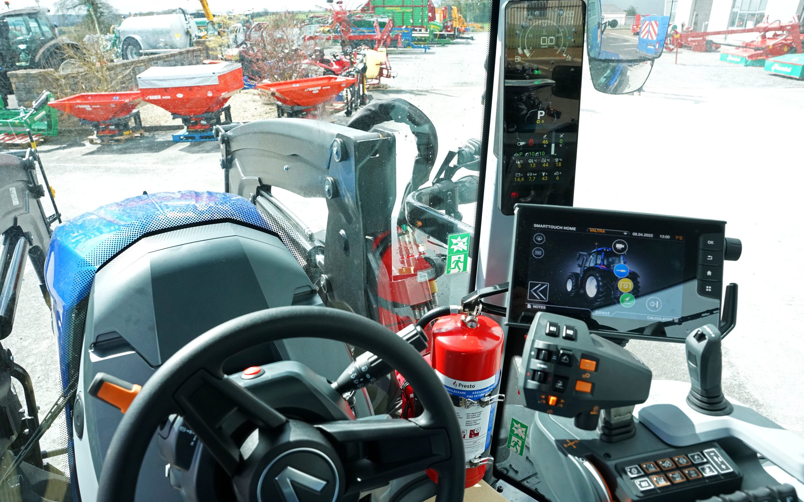 The latest 5 series tractors clearly distinguishes between tractor and implement functions in the positioning of the screens