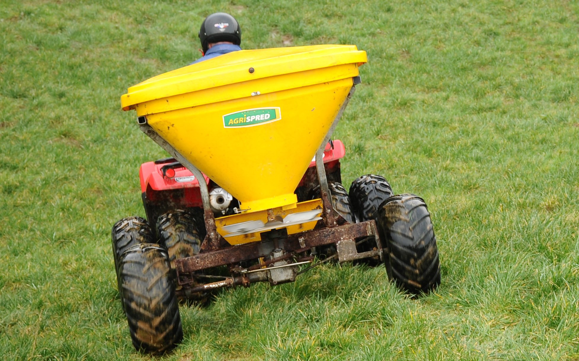 Single disc spreaders are mainly found on quad drawn machines
