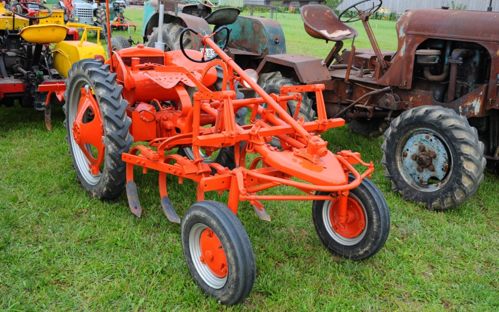 The Allis Chalmers Model G served as the model for the David Brown 2D, the engine of which was based on the Triumph Speed Twin motorcycle
